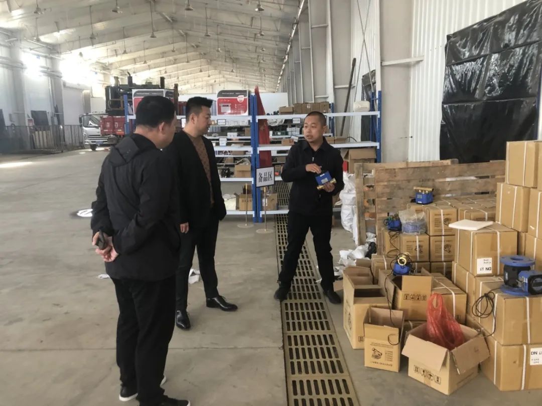 潘驰宇到宏云科技调研了解设备储存,产品质量及企业运营情况等工作.jpg 潘驰宇到宏云科技调研了解设备储存,产品质量及企业运营情况等工作.jpg