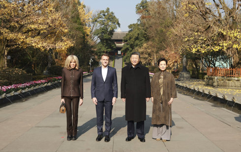 习近平同法国总统马克龙在成都进行友好交流