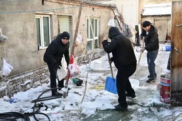 四中全会精神在基层 | 他们，在严寒中铲冰除雪保民安