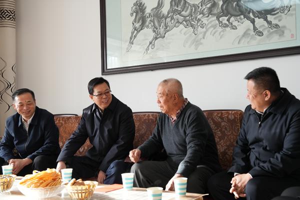 地区领导开展春节前夕走访慰问活动 向全地区各族干部群众致以新春的美好祝福和亲切慰问