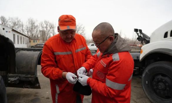 网络中国节·春节 | 他们，用“敬业福”换取“平安福”~