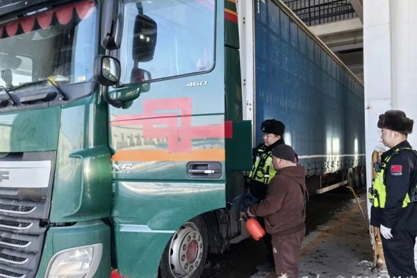 新春走基层丨葡萄、芒果、西葫芦……巴克图口岸果蔬跨境赶春运