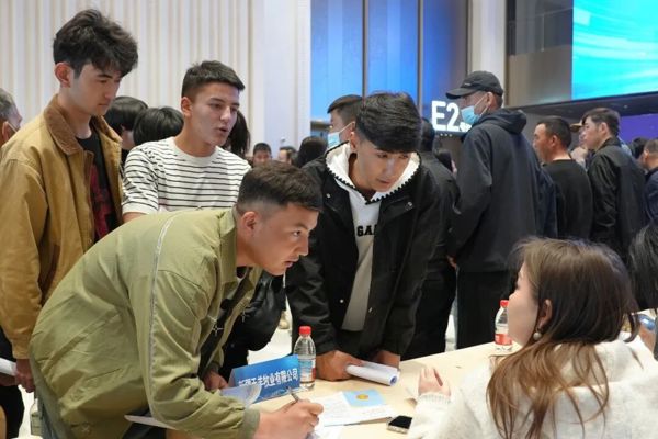 开局·民生温度 | 好岗等你来~塔城两场招聘会助就业