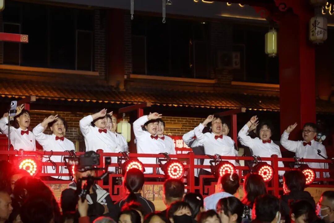 开街仪式上的舞蹈表演。张晓彤 摄