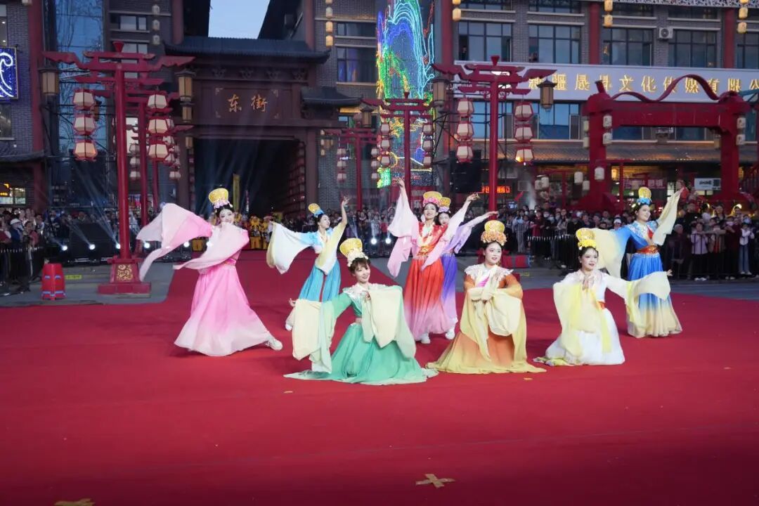 开街仪式上的舞蹈表演。张晓彤 摄