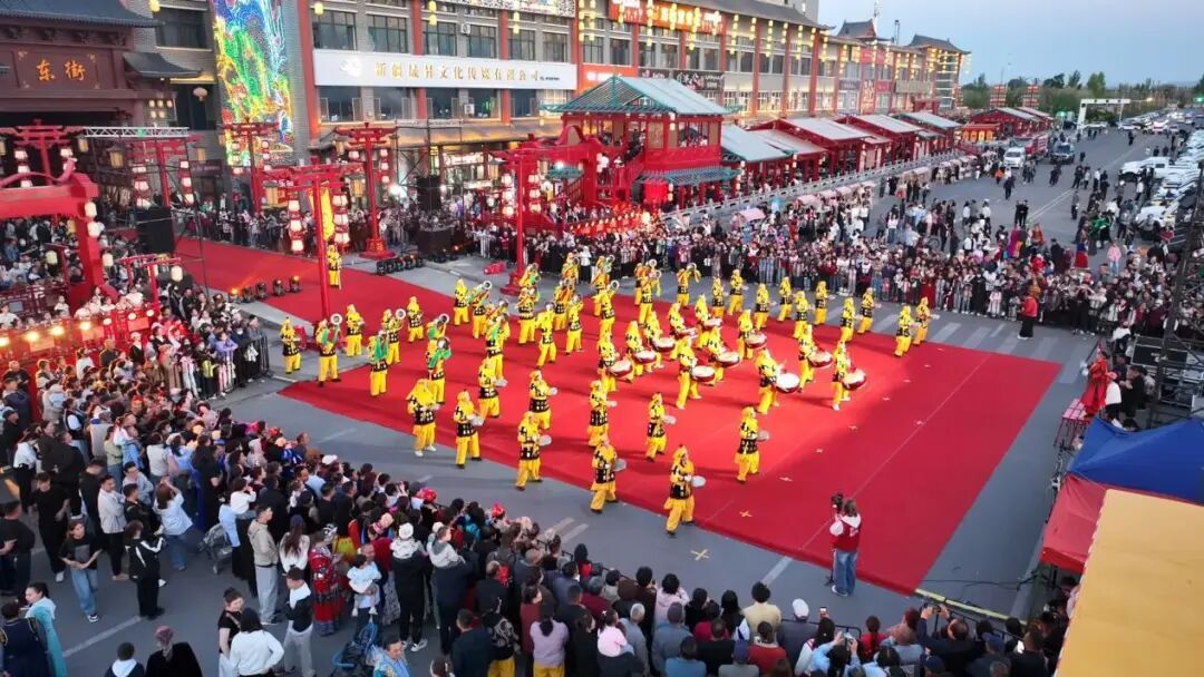 额敏县第三届东街夜市开街俯瞰。王耀伟 摄
