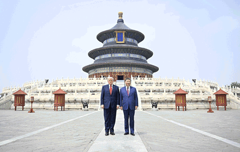 习近平同美国总统特朗普参观天坛