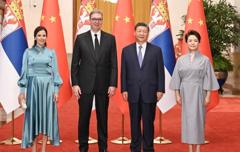 习近平同塞尔维亚总统武契奇会谈