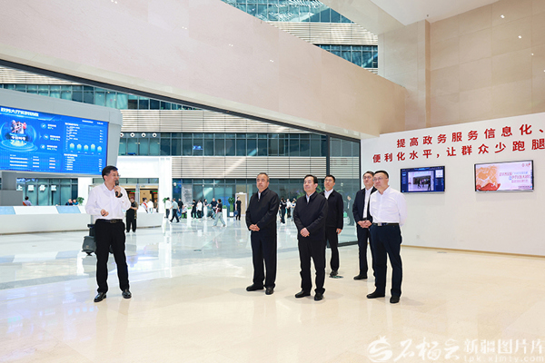 陈小江艾尔肯·吐尼亚孜就推进“人工智能+”工作深入调研
