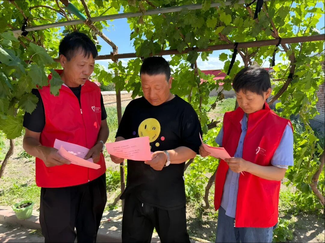 喀拉哈巴克乡山北村志愿者入户宣讲安全知识.jpg