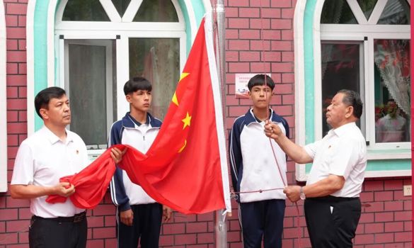 80岁 105周年 1369次 17年五星红旗在沙勒克江·依明小院高高飘扬
