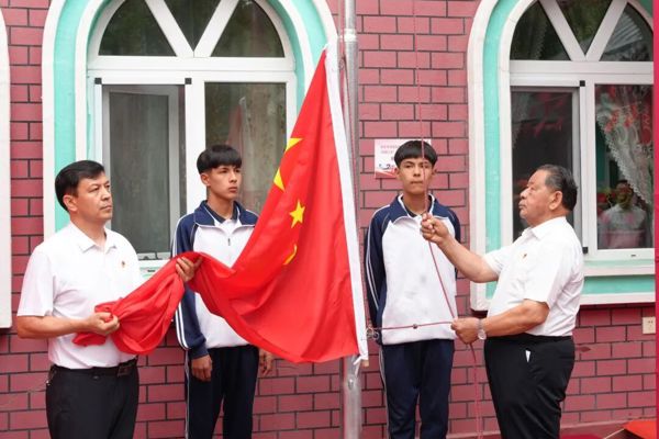 80岁 105周年 1369次 17年五星红旗在沙勒克江·依明小院高高飘扬