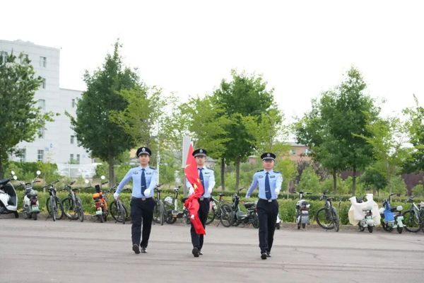 塔城地区举行“七一”升国旗暨入党宣誓仪式