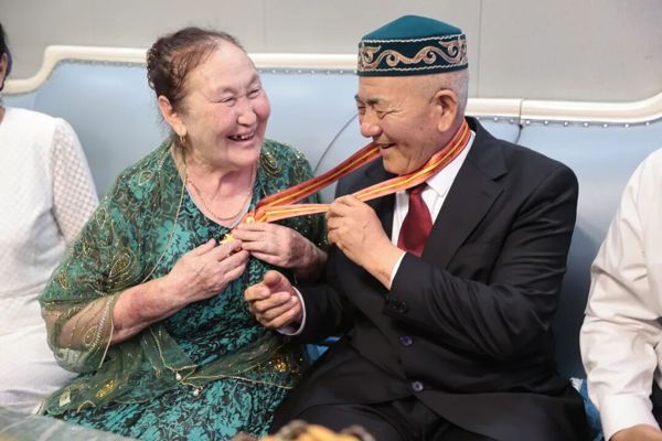 小院深夜暖意浓！“七一勋章”获得者吾哈斯·苏来曼载誉而归