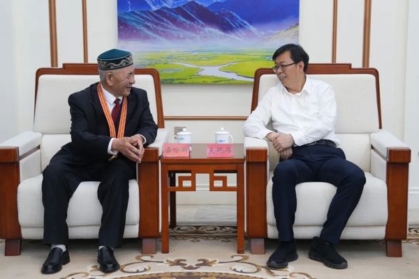 支现伟会见“七一勋章”获得者吾哈斯·苏来曼 充分发挥先进典型示范引领作用 在新征程上努力创造新的更大业绩