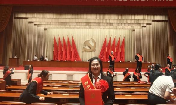党旗在基层一线高高飘扬丨扎根边疆讲台三十载 丹心浇灌牧区桃李香