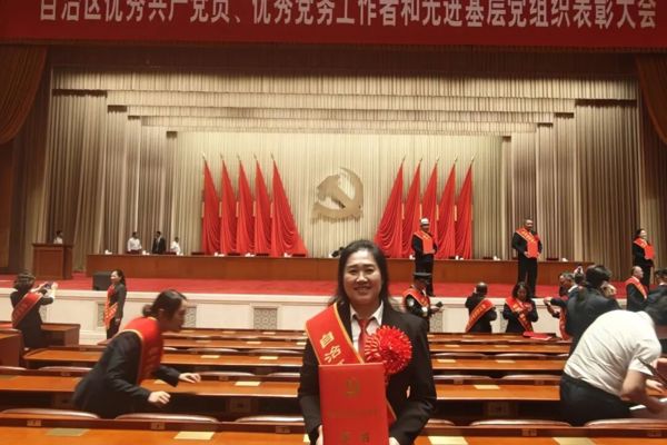 党旗在基层一线高高飘扬丨扎根边疆讲台三十载 丹心浇灌牧区桃李香