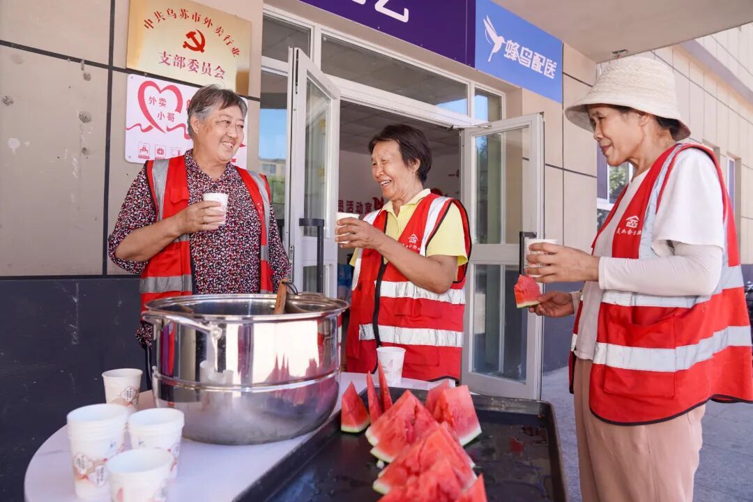 南苑街道塔城路社区暖心服务点内户外劳动者消暑纳凉.JPG