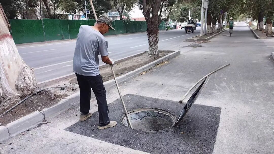 桃园街道体育场路社区开展应急清淤作业.jpg