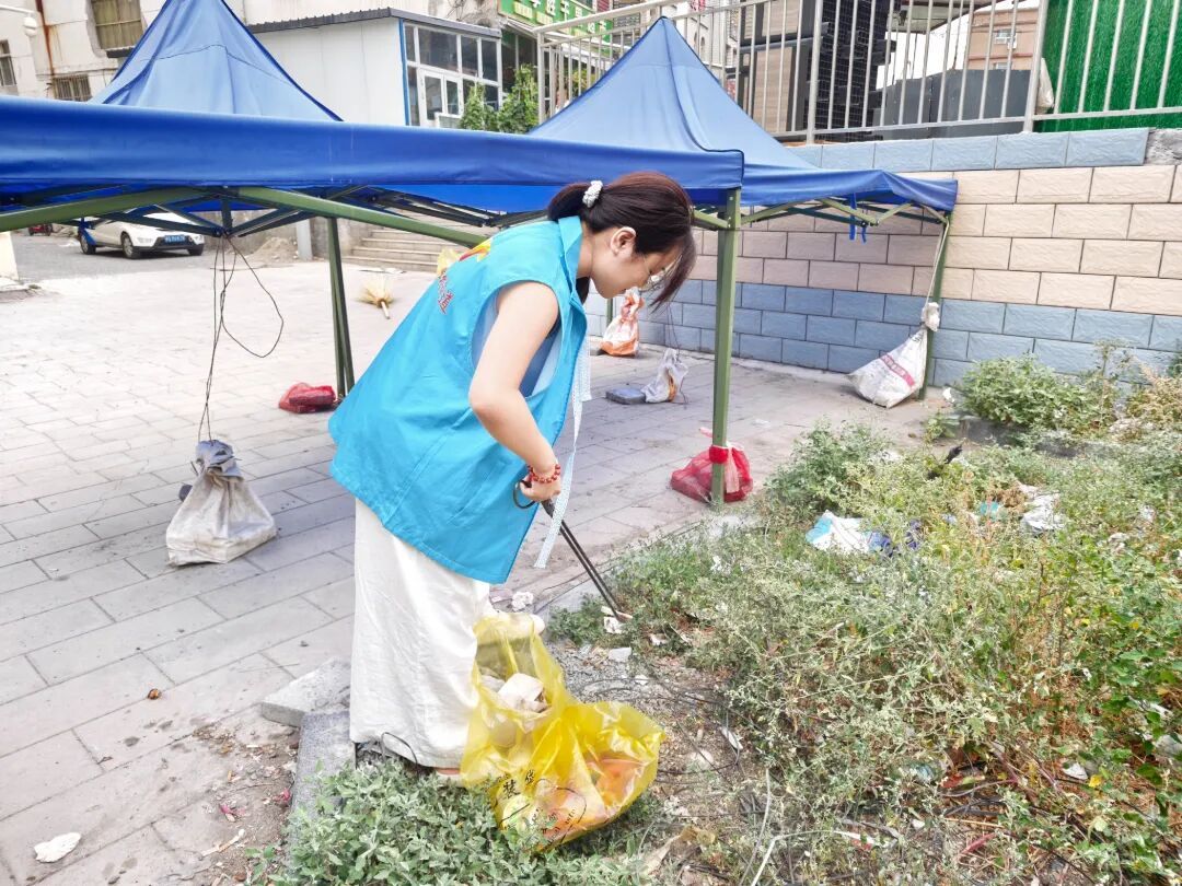 虹桥街道和平路社区党总支开展环境卫生专项整治行动.jpg
