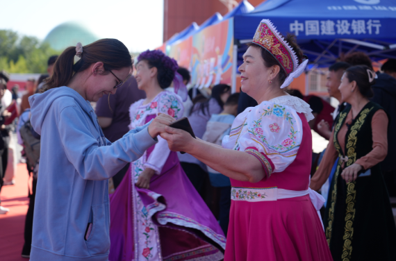 好评满满！新疆农业大学塔城校区开学 家长新生齐点赞