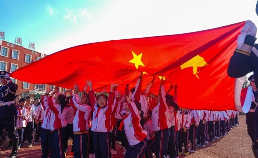 从天安门到塔城：一面国旗，一场跨越千里的爱国教育