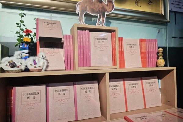 以史为鉴明方向 正本清源聚民心！权威史书在塔城地区新华书店全面投放